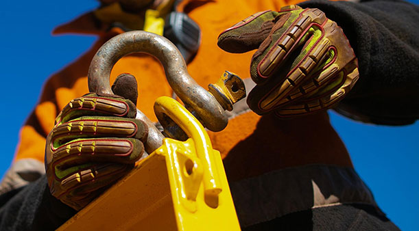 Bạn đeo găng tay làm việc gì?